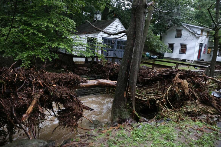Mưa lớn kéo dài gây lũ lụt làm hư hại nhiều con đường và nhà cửa tại một ngôi làng phía đông quận Cam, New York, Mỹ - Ảnh: TIMES UNION
