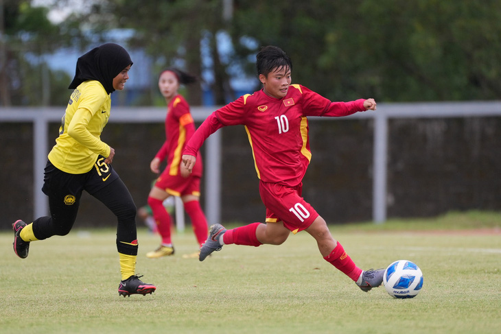Tiền đạo Ngọc Minh Chuyên lập hattrick giúp tuyển U19 nữ Việt Nam thắng 6-0 trước U19 nữ Malaysia - Ảnh: VFF