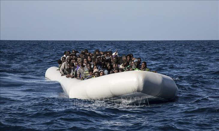Người di cư đến từ Gambia, Nigeria và Senegal chờ tàu cứu hộ trên Địa Trung Hải - Ảnh minh họa: AP/TTXVN
