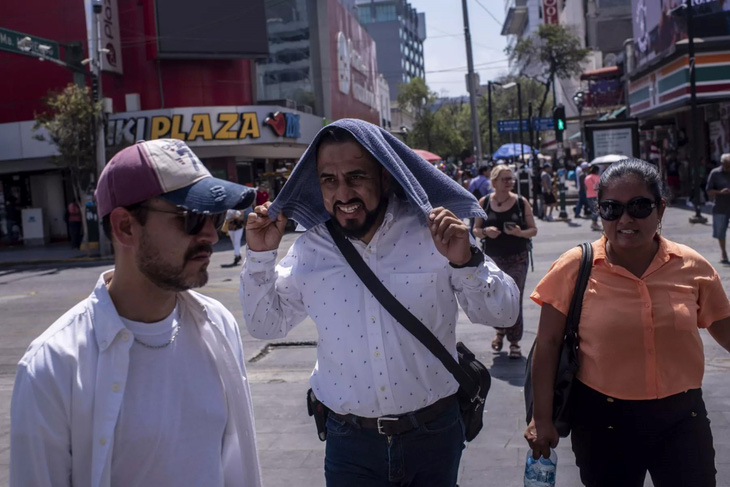 Một người đàn ông dùng khăn tắm che nắng trên một con phố ở thành phố Monterrey, bang Nuevo León, vào ngày 14/6 khi nhiệt độ lến đến 45 độ C.Ảnh: expansion.mx