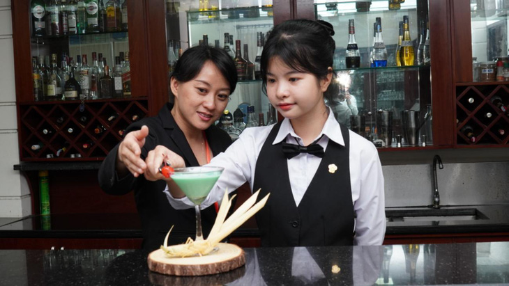 Em Nguyễn Thu Hằng học nâng cao tay nghề pha chế tại trường Saigontourist