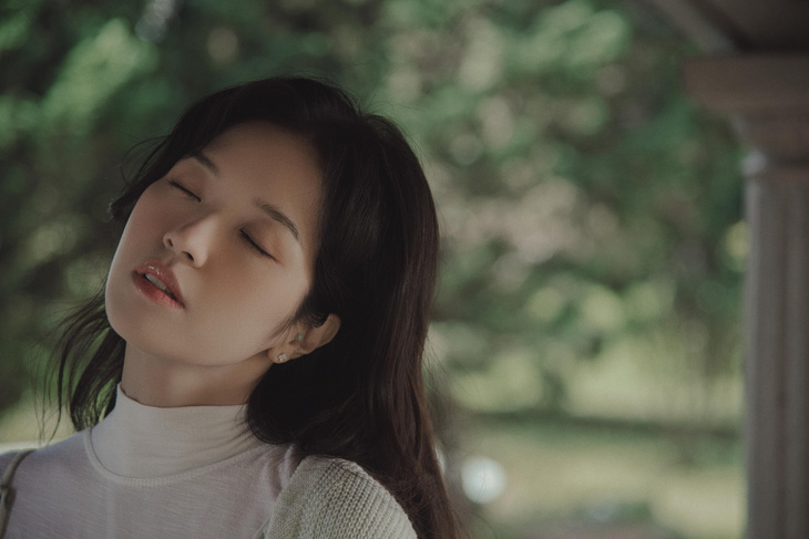 Trong MV mới này, nhan sắc Suni Hạ Linh vẫn trong trẻo nhưng cảm xúc có chiều sâu hơn