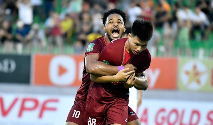 Rafaelson và Phạm Văn Thành ăn mừng bàn thắng cho CLB Topenland Bình Định - Ảnh: TẤN KHẢI
