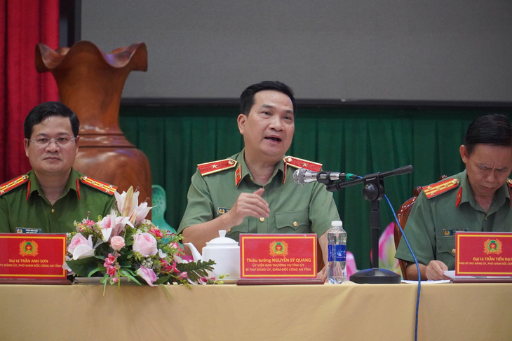 Thiếu tướng Nguyễn Sỹ Quang chia sẻ những vướng mắc của lực lượng công an xã và yêu cầu phải tiếp tục chính quy về mọi mặt, kể cả ngôn phong - Ảnh: H.MI