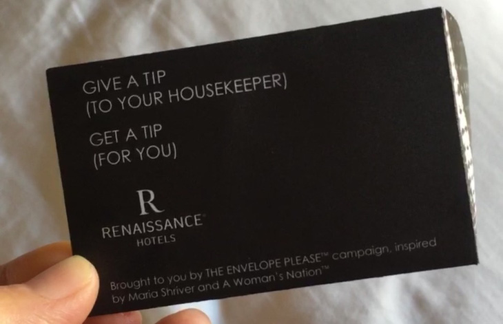Chiếc phong bì nhỏ để khách lưu trú có thể chủ động gửi tiền boa cho nhân viên dọn phòng - Ảnh: Frommers