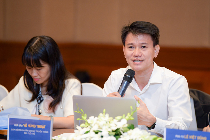 Ông Võ Hùng Thuật - giám đốc Trung tâm Dịch vụ truyền thông, báo Tuổi Trẻ - đang đặt câu hỏi đến các khách mời tại tọa đàm - Ảnh: NAM TRẦN
