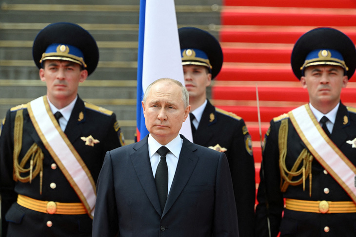 Tổng thống Nga Putin trong bài phát biểu khen ngợi các lực lượng an ninh Nga vì vai trò của họ trong việc dẹp cuộc nổi loạn của Wagner - Ảnh: REUTERS