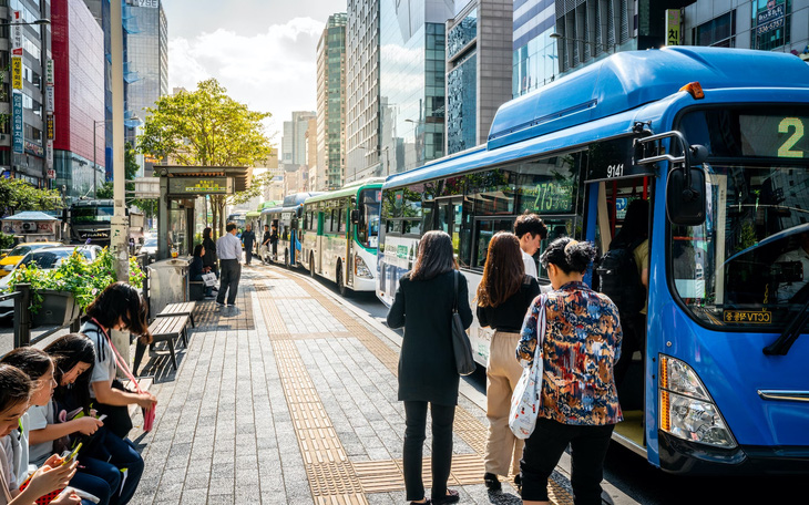 Theo trang du lịch Lonely Planet, Seoul thường được xếp hạng là một trong những nơi có hệ thống giao thông công cộng tốt nhất trên thế giới, với các chuyến tàu và xe buýt sạch sẽ, đúng giờ và biển báo bằng các ngôn ngữ phổ biến - Ảnh: Lonely Planet
