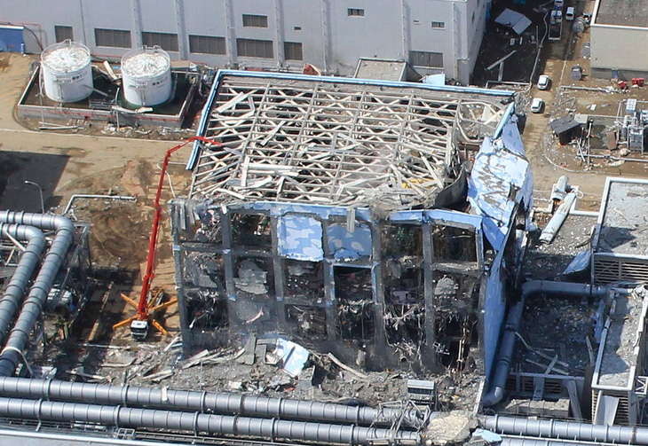  Một phần của nhà máy hạt nhân Fukushima số 1 chỉ còn là đống đổ nát. Ảnh chụp ngày 24-3-2011. Ảnh: Reuters