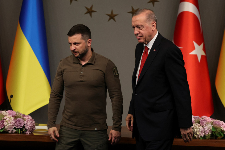 Tổng thống Thổ Nhĩ Kỳ Tayyip Erdogan (phải) gặp người đồng cấp Ukraine Volodymyr Zelensky tại Istanbul ngày 8-7 - Ảnh: REUTERS