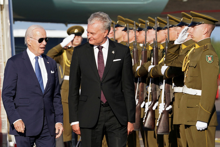 Tổng thống Lithuania (Litva) Gitanas Nausea đón Tổng thống Mỹ Joe Biden trước thềm hội nghị thượng đỉnh NATO, tại Vilnius, ngày 10-7 - Ảnh: REUTERS
