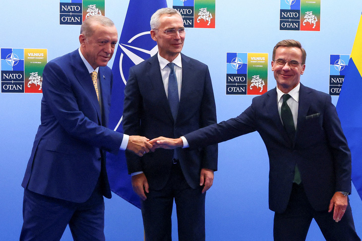 Tổng thống Thổ Nhĩ Kỳ (bìa trái) bắt tay với Thủ tướng Thụy Điển Ulf Kristersson (bìa phải), với sự chứng kiến của Tổng thư ký NATO Jens Stoltenberg trước thềm thượng đỉnh NATO ở Vilnius, Lithuania ngày 10-7 - Ảnh: REUTERS