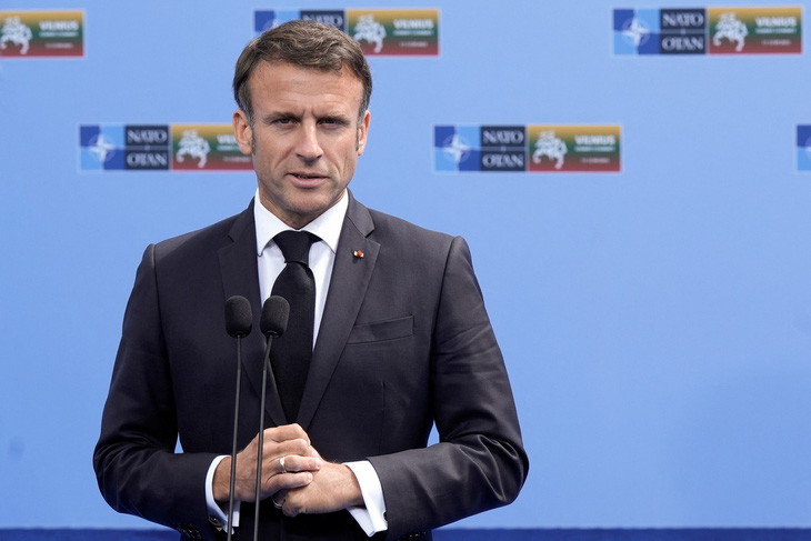 Tổng thống Pháp Emmanuel Macron nói đã quyết định tăng cường viện trợ quân sự cho Ukraine - Ảnh: REUTERS