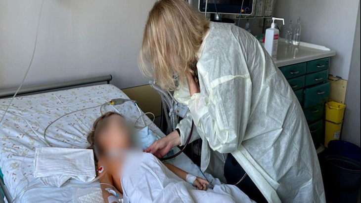 Hình ảnh người mẹ của cậu bé hiến tim đứng bên cạnh bé gái nhận tim sau cuộc phẫu thuật gây xúc động - Ảnh: CNN