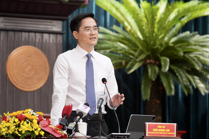 Ông Trần Quang Lâm, giám đốc Sở Giao thông vận tải TP.HCM, trả lời chất vấn tại phiên họp sáng 11-7 - Ảnh: HỮU HẠNH
