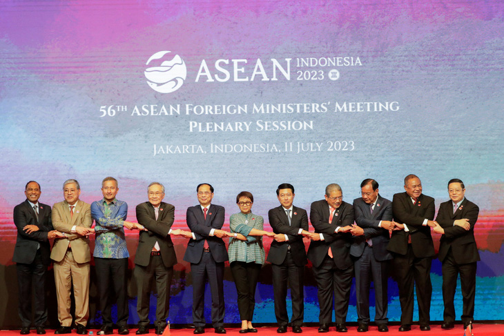 Các ngoại trưởng ASEAN bắt tay theo phong cách đặc trưng của khối ngày 11-7 - Ảnh: REUTERS