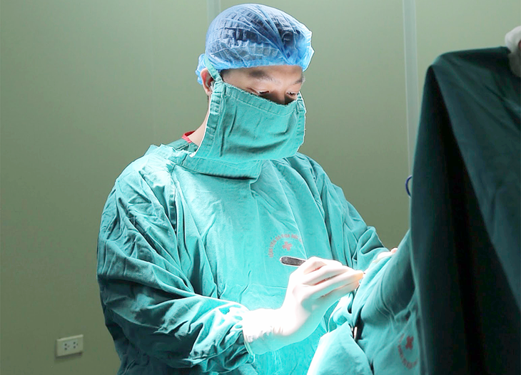 Bác sĩ Linh xử trí biến chứng sau tiêm silicon cho bệnh nhân - Ảnh: Bác sĩ cung cấp