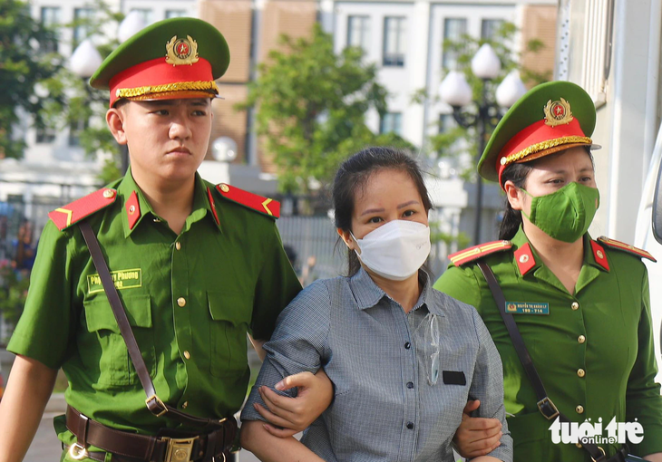 Cựu cục trưởng Nguyễn Thị Hương Lan được dẫn giải vào phiên tòa xử vụ chuyến bay giải cứu - Ảnh: DANH TRỌNG