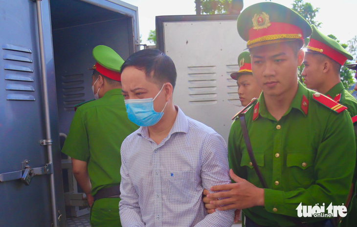Ông Phạm Trung Kiên - cựu thư ký của Thứ trưởng Bộ Y tế Đỗ Xuân Tuyên - được dẫn giải vào phiên tòa chuyến bay giải cứu - Ảnh: DANH TRỌNG