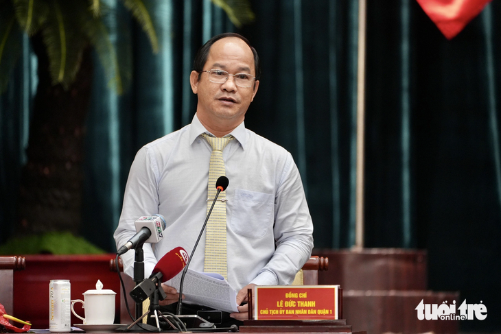 Chủ tịch UBND quận 1 Lê Đức Thanh trả lời chất vấn tại kỳ họp - Ảnh: HỮU HẠNH
