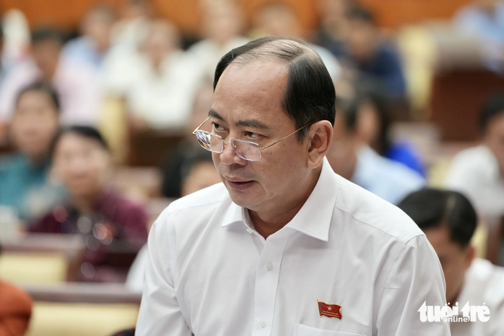 Giám đốc Sở Y tế TP.HCM Tăng Chí Thượng báo cáo tại phiên họp HĐND chiều 11-7 - Ảnh: HỮU HẠNH