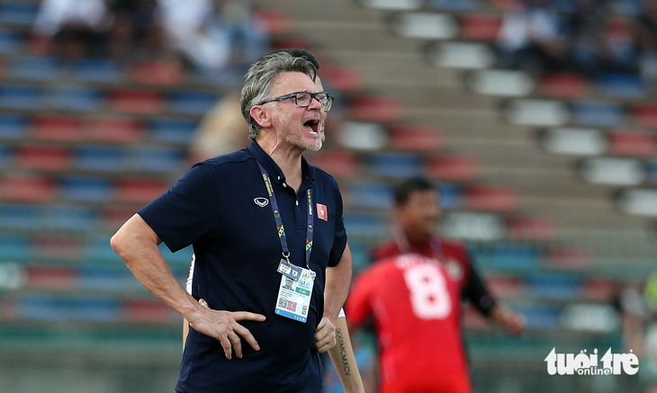 HLV Philippe Troussier khi dẫn dắt U23 Việt Nam tại SEA Games 32 - Ảnh: N.K