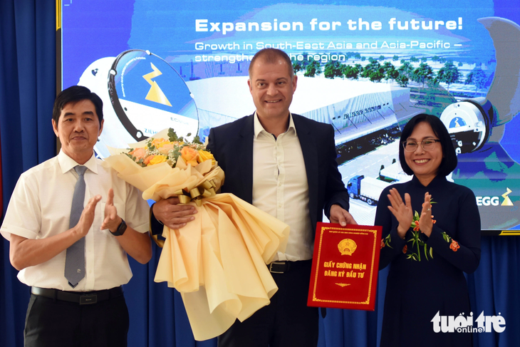 Lãnh đạo UBND tỉnh Đồng Nai và Ban quản lý các khu công nghiệp trao giấy chứng nhận đầu tư cho dự án nhà máy Ziehl-Abegg Việt Nam - Ảnh: A LỘC