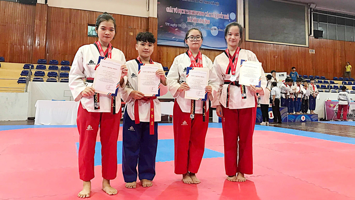 Hà Vy (bìa phải) giành huy chương bạc giải vô địch taekwondo các lứa tuổi trẻ Hà Nội năm 2019 Ảnh: NVCC