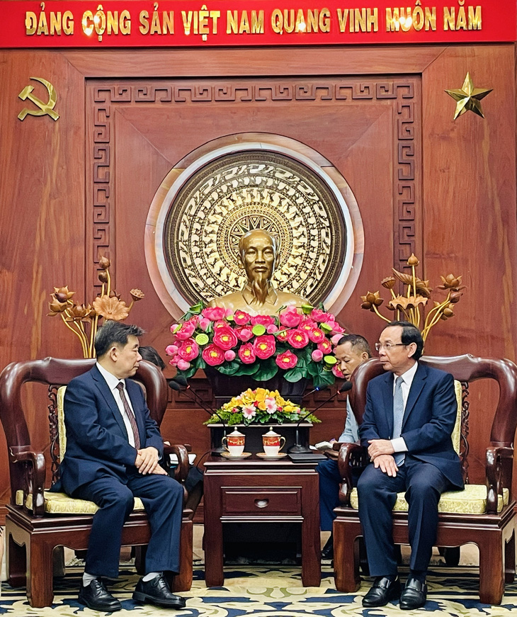 Bí thư Thành ủy TP.HCM Nguyễn Văn Nên (phải) gặp ông Shin Choong Il - tân tổng lãnh sự Hàn Quốc tại TP.HCM - sáng 11-7 - Ảnh: MINH KHÔI