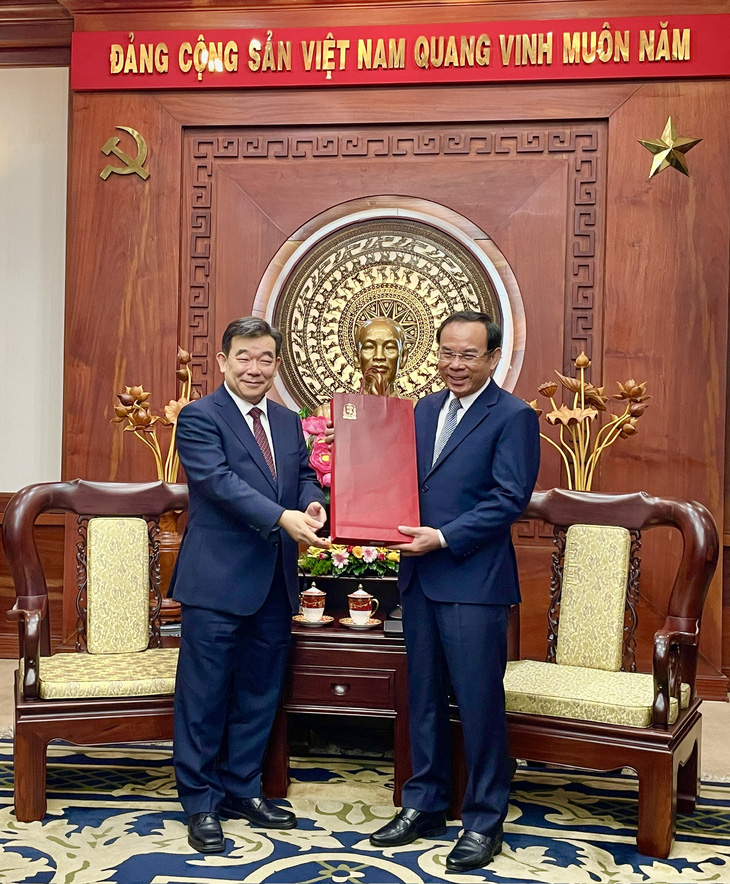 Tân Tổng lãnh sự Hàn Quốc Shin Choong Il tặng sâm cho Bí thư Thành ủy Nguyễn Văn Nên - Ảnh: MINH KHÔI
