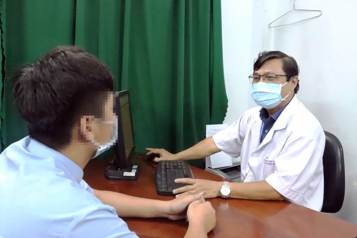Bệnh nhân gặp rắc rối về sức khỏe tâm thần thăm khám tại Bệnh viện Tâm thần TP.HCM - Ảnh: X.MAI