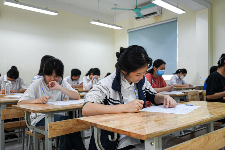 Học sinh dự thi vào lớp 10 ở Hà Nội năm 2023 - Ảnh: NAM TRẦN