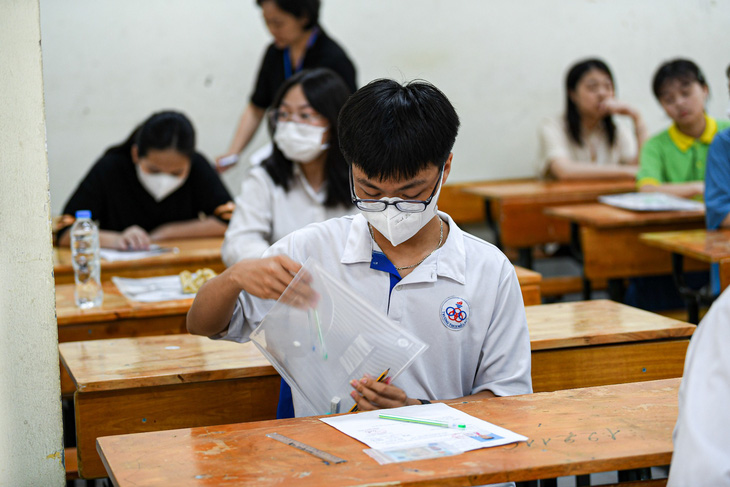 Thí sinh dự thi tuyển sinh lớp 10 ở Hà Nội năm 2023 - Ảnh: NAM TRẦN