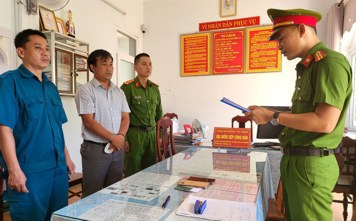 Cơ quan cảnh sát điều tra đọc lệnh bắt tạm giam ông Trung - Ảnh: Công an tỉnh Quảng Nam