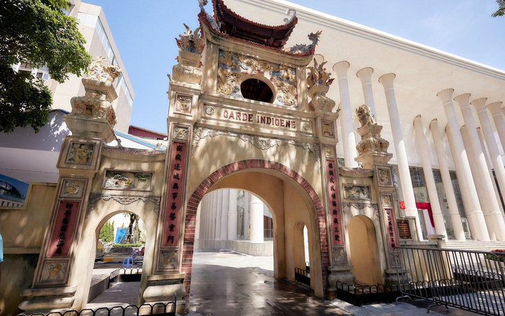 Vì sao Nhà hát Hồ Gươm hiện đại lại có chiếc cổng tam quan cổ kính?