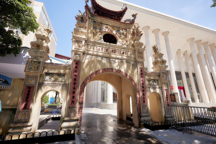 Cổng trại Bảo An Binh cổ kính đứng bên công trình Nhà hát Hồ Gươm hiện đại vừa được khánh thành - MINH KHÁNH