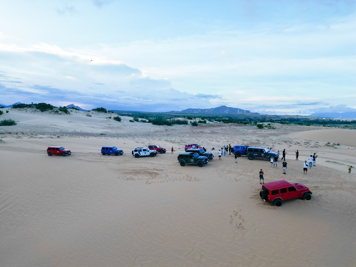 Đoàn xe Jeep dừng chân tại cồn cát ở Phan Thiết - Ảnh: Jeep Việt Nam