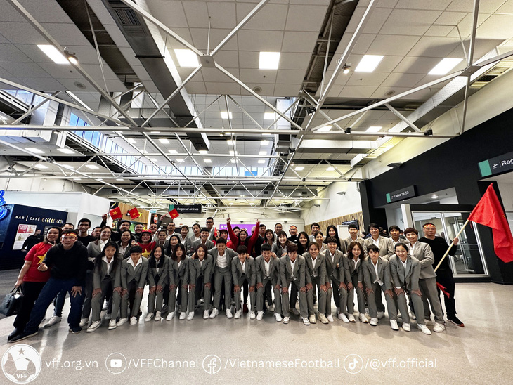 Đội tuyển nữ Việt Nam chụp hình lưu niệm với người hâm mộ tại sân bay Auckland - Ảnh: VFF