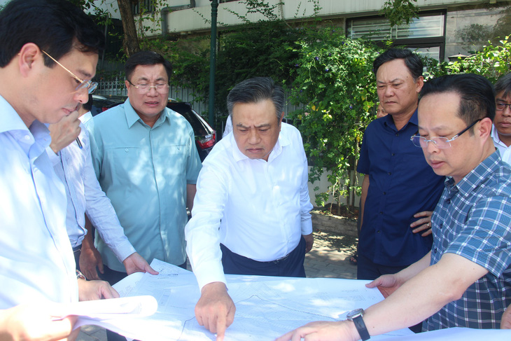 Chủ tịch UBND TP Hà Nội Trần Sỹ Thanh đi kiểm tra tiến độ xây dựng trường học công lập đạt chuẩn quốc gia tại quận Hoàng Mai - Ảnh: UBND TP