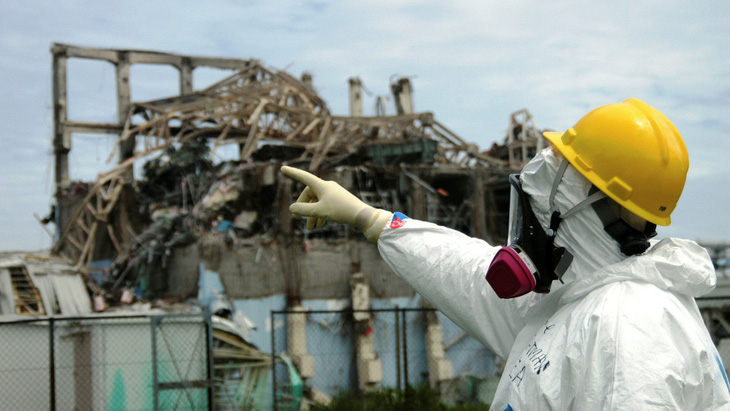 Một thành viên của nhóm tìm hiểu thực tế của Cơ quan Năng lượng Nguyên tử Quốc tế kiểm tra một lò phản ứng tại nhà máy điện hạt nhân Fukushima Daiichi vào năm 2011. Ảnh: Reuters