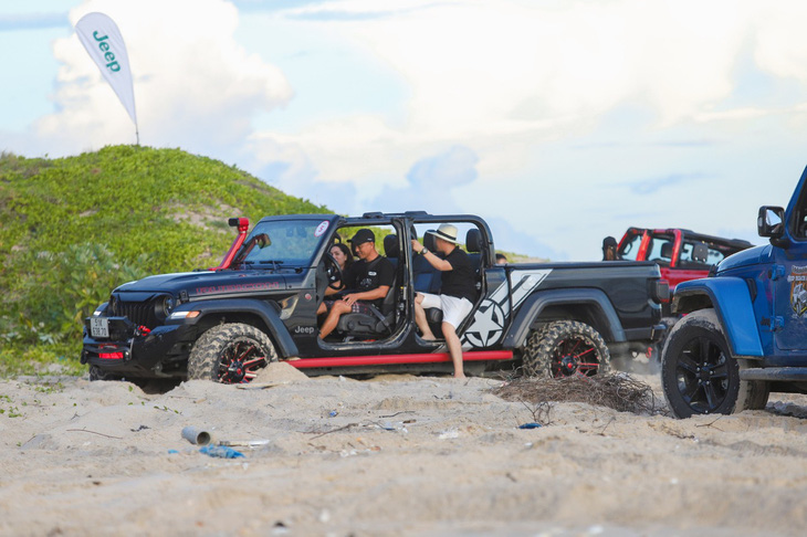 Địa hình cát lún không thể làm khó được các Jeeper - Ảnh: Jeep Việt Nam