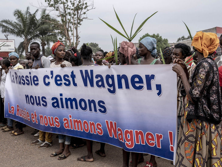 Người dân Cộng hòa Trung Phi giơ biểu ngữ ủng hộ Wagner tại thủ đô Bangui hôm 22-12-2022 - Ảnh: AFP