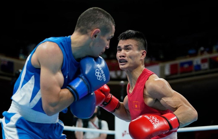 Tại Olympic Tokyo 2020, tay đấm Nguyễn Văn Đương (phải) dừng bước ở vòng 1/8 - Ảnh: AFP