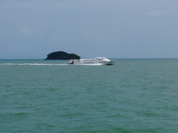 Dự kiến giữa TP.HCM và Tiền Giang sẽ sử dụng 2 phà biển để vận chuyển hành khách. Trong ảnh là một chiếc phà biển đang chở khách - Ảnh: MẬU TRƯỜNG