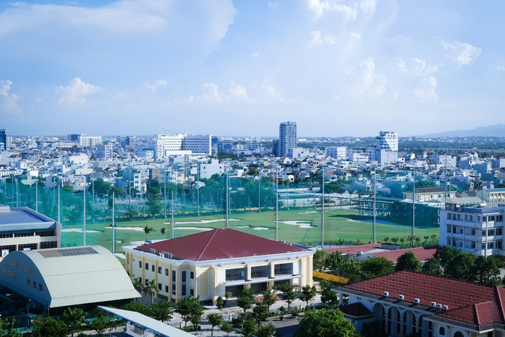 Sân tập golf nằm trên đất quốc phòng cạnh Bộ Tư lệnh Quân khu V giữa trung tâm Đà Nẵng - Ảnh: TẤN LỰC