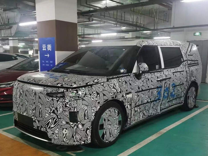 Mẫu MPV của Volvo xuất hiện tại bãi đỗ - Ảnh: Car News China