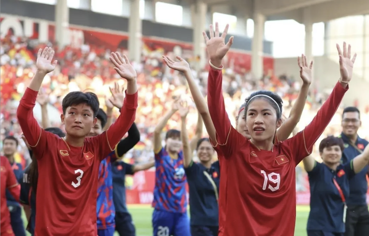 Thanh Nhã (19) cùng đội tuyển nữ Việt Nam chào khán giả sau trận thua Đức 1-2 - Ảnh: GETTY IMAGES