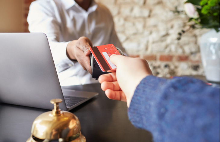 Kiểm tra kỹ hóa đơn tiền phòng và các khoản phí phát sinh trước khi thanh toán và trả phòng khách sạn - Ảnh: Shutterstock
