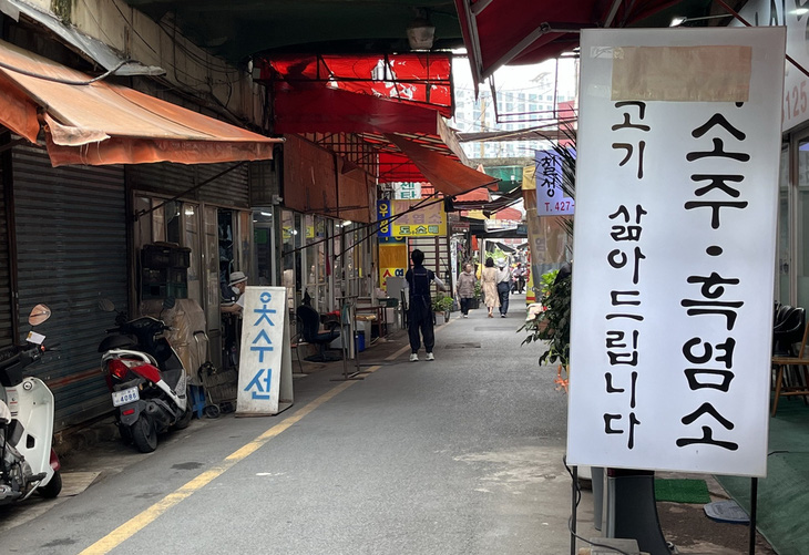 Một khu phố chuyên bán món canh thịt chó hầm ở chợ Chilseong, thành phố Daegu, Hàn Quốc vắng lặng, dù đã vào mùa cao điểm để thưởng thức món ăn này - Ảnh: YONHAP