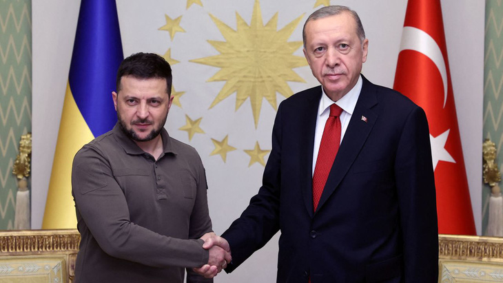 Tổng thống Ukraine Volodymyr Zelensky (trái) gặp Tổng thống Thổ Nhĩ Kỳ Tayyip Erdogan tại Istanbul ngày 8-7 - Ảnh: REUTERS